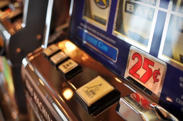 Live Ceme dealer interface with chat, bet history, and hand replay on jco77